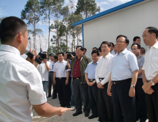 時任云南省省委副書記現(xiàn)任云南省長李紀(jì)恒等陪同甘肅省黨政代表團(tuán)來我司考察